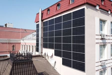 669 - Вперше в історичному центрі Києва на фасаді будівлі встановили сонячні панелі